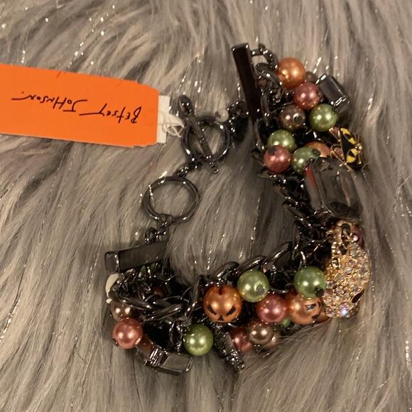 BNWT BETSEY JOHNSON Halloween Skull Pumpkin Cat Charms Bracelet - Picture 4 of 6